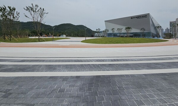 '양산자이 파크팰리체' 단지와 연접한 웅상센트럴파크 광장 및 체육센터. 광장은 거의 완공 단계에 진입했고, 체육센터는 운영 중이다. 이준혁 기자