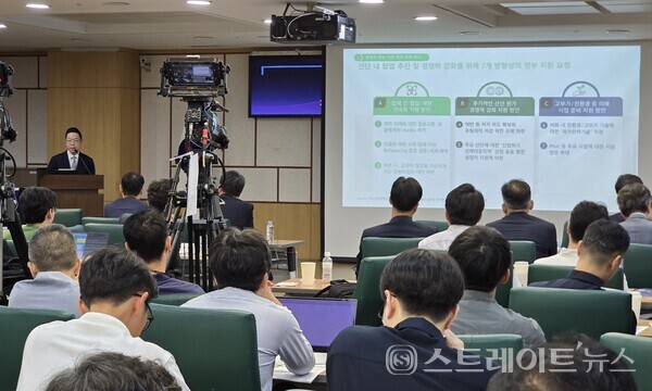 2일 오전 국회의원회관에서  '제1회 국회미래산업포럼'이 열렸다. 김지훈 보스턴컨설팅그룹 대표파트너가 발제문을 발표하고 있다. 설인호 기자. 