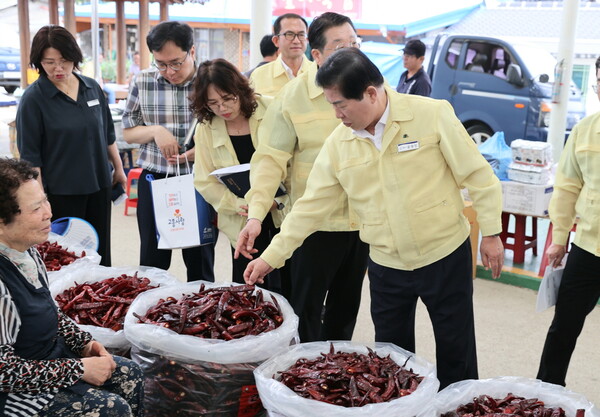 공영민 군수가 지난 1일 하계 휴가철을 앞두고 동강전통시장을 방문해 물가동향을 점검하고 있다.사진/고흥군