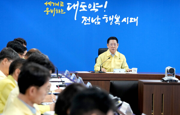 김영록 지사가 2일 오전 도청 재난종합상황실에서 ‘여름철 폭염 대처상황 점검회의’를 주재하고 있다.사진/전남도