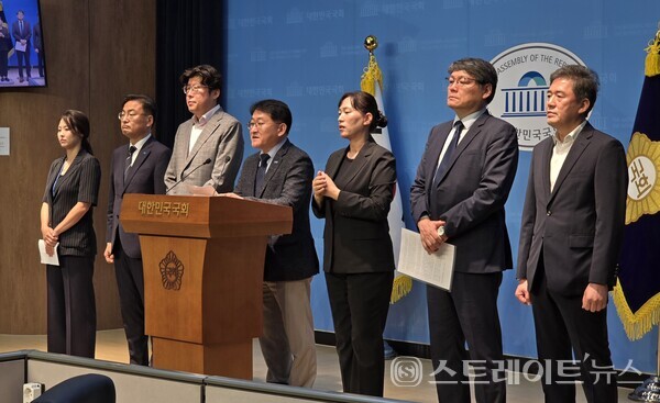 조국혁신당 차규근 의원, 이규원 전략위원장, 이광철 '끝까지 간다' 특별위원회 총괄간사는 2일 국회 소통관에서 이재명 대통령의 검찰 인사 재고를 촉구하는 기자회견을 열었다. 차규근 의원이 발언하고 있다. 설인호 기자. 