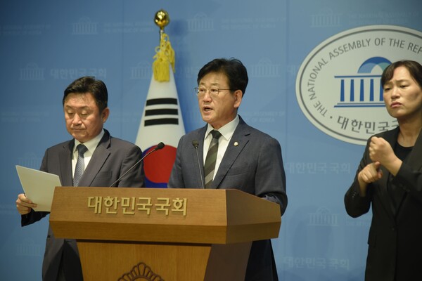 더불어민주당 김정호 의원은 2일 국회 소통관에서 '가덕도신공항 부지조성공사의 수의계약 파기 현대건설 비판' 기자회견을 열었다. 의원실. 