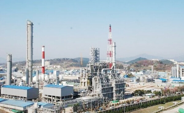 OECD 36개 회원국 경제단체 가운데 지난해 가을 조사에서 78%가 '좋음'으로 평가했던 경영환경 전망이 올해는 16%로 급락한 것으로 나타났다. 사진은 최근 경영환경 전망이 특히 좋지 않은 화학 산업군에 속한 태광산업 울산공장 전경. 태광산업 제공