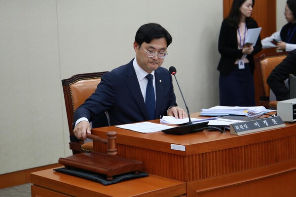 더불어민주당 이정문 의원이 예산소위에서 위원장으로서 회의를 진행하고 있다. 의원실 제공
