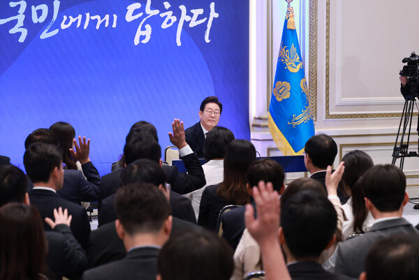 이재명 대통령이 3일 청와대 영빈관에서 열린 '대통령의 30일, 언론이 묻고 국민에게 답하다' 기자회견에서 취재진 질문에 답하고 있다. 연합뉴스. 