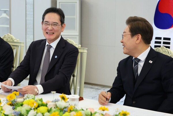 이재용 삼성전자 회장은 2분기에만 3조225억원 늘어난 15조2537억원으로 총수 중 주식재산 1위를 굳혔다. 사진은 지난달 13일 서울 용산 대통령실에서 열린 6경제단체·기업인 간담회에서 이재용 삼성전자 회장과 이재명 대통령이 대화를 나누고 있는 모습. 대통령실통신사진기자단