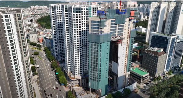 대구광역시 최고급 주상복합아파트 '어나드 범어'의 채당 57~60억 원 역대급 최고가 아파트가 8 대 1 경쟁률로 1순위 내 마감, 100% 분양으로 이어질 지 귀추가 주목된다.@스트레이트뉴스