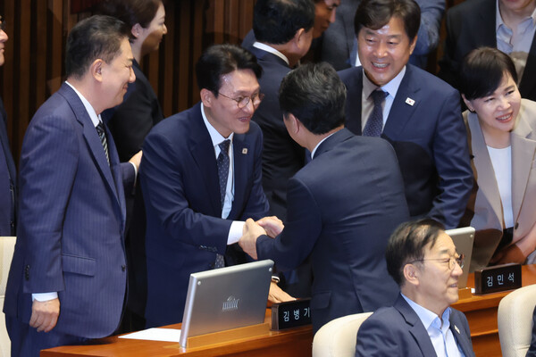 김민석 국무총리 후보자가 3일 국회 본회의에서 자신에 대한 임명동의안이 통과되자 의원들로부터 축하받고 있다. 연합뉴스. 