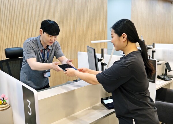 삼성전자서비스 엔지니어가 스마트폰을 점검해주는 모습. 삼성전자서비스 제공