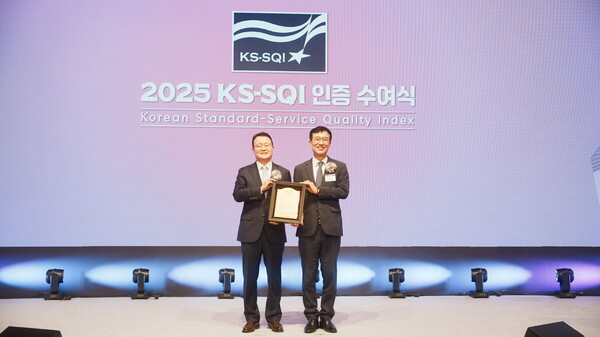 서울 소공동 롯데호텔에서 열린 '2025 KS-SQI 인증 수여식'에서  LG전자 고객가치혁신부문 정연채 부사장(왼쪽)과 문동민 한국표준협회장이 기념촬영을 하고 있다. LG전자 제공  