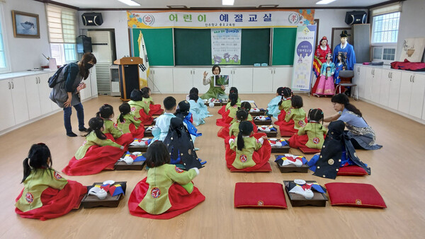 진주시 충효교육원에서 어린이 예절교실이 진행 중이다. ⓒ진주시