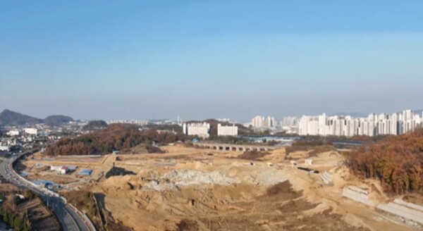 GS건설이 충남 아산시 탕정면 동산리 147-4번지(아산신도시 센트럴시티 도시개발사업지구 A2BL)에 공급하는 '아산탕정자이 센트럴시티 A2BL'의 공사현장. 청약홈은 1순위 청약 결과, 최고 107 대 1의 경쟁률에 힘입어 평균 5.88 대 1을 기록했다고 밝혔다. 김태현 기자