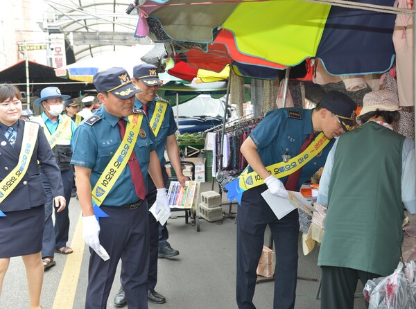 대구 군위경찰서는 3일 군위전통시장 일대에서 녹색어머니회, 모범운전자회 등 25명이 함께 ‘공동체 신뢰회복을 위한 기초질서 확립 캠페인’을 전개했다.(사진=군위경찰서)