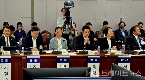 국회미래산업포럼은 4일 서울 여의도 국회의원회관에서 '제2회 국회미래산업포럼-산업경쟁력 강화를 위한 에너지 정책토론회'를 개최했다. 토론회에 참석한 산업계 전문가들. 설인호 기자. 