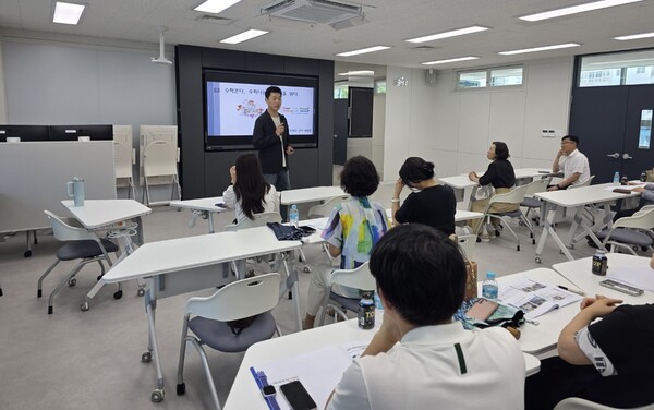 창의융합교육원이 지난 3일 뉴턴실에서 '수학온다(on多)’ 운영 학교 담당자를 대상으로 '역량 강화 연수를 진행했다./광주교육청
