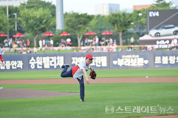 정기명 여수시장이 지난 3일 KIA 타이거즈와 SSG 경기가 열린 광주 기아챔피언스필드에서 시구자로 나섰다.사진/여수시