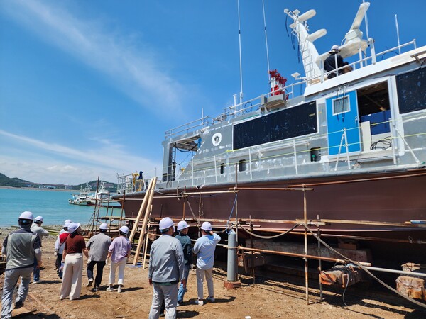 사천시의회 행정관광위원회가 전남 목포 ‘사천바다호’ 건조 현장을 점검하고 있다. ⓒ사천시의회