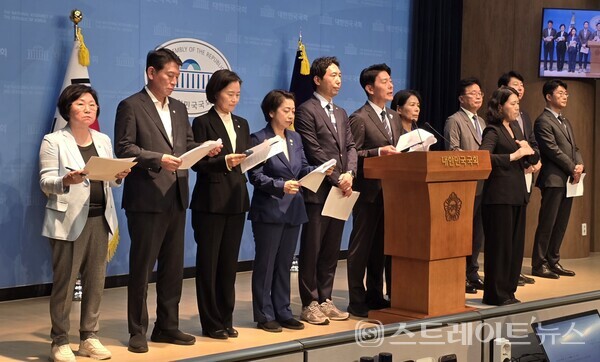 국회 과학기술정보방송통신위원회 소속 더불어민주당·조국혁신당 위원 기자회견. 4일 국회 소통관. 설인호 기자. 