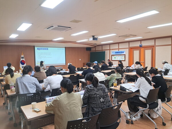 진주시가족센터에서 외국인 주민들이 운전면허 학과시험 교육을 받고 있다. ⓒ진주시