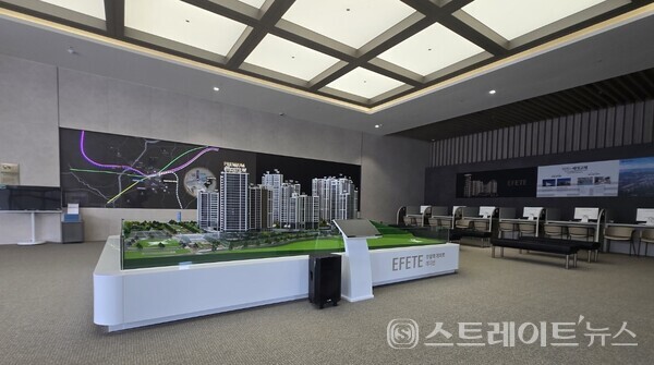 HL디앤아이한라가 경강선 부발역 초역세권에 분양 중인 '부발역 에피트 에디션'(모델하우스 내 모형)은 부발역과 아미초교 접근성이 탁월, 청약홈은 7일 이 단지 특별공급에 이어 8~9일 일반공급을 실시한다. 김태현 기자