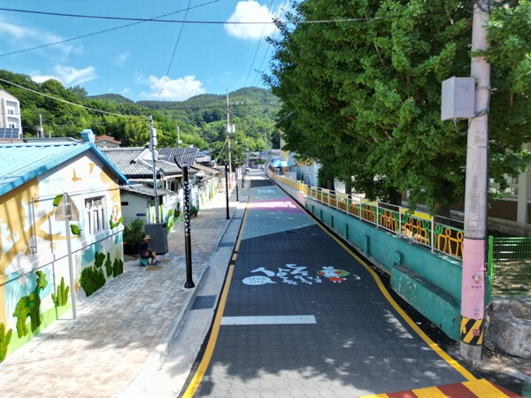 "의령군 상동마을 골목에 지역 상징 캐릭터와 환영 문구가 새겨진 노면 디자인이 조성되어 있다. ⓒ의령군