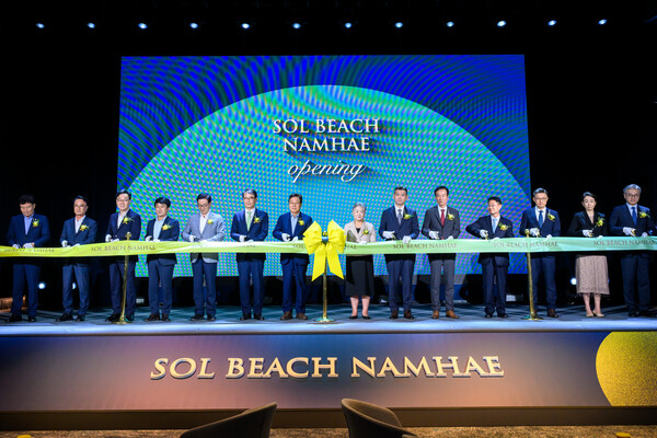 쏠비치 남해 개장식에서 참석자들이 테이프 커팅을 하고 있다. ⓒ남해군