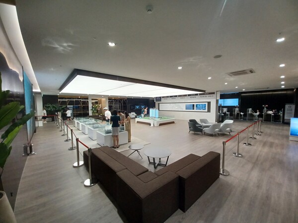 대우건설과 두산건설 컨소시엄이 서울시 영등포구 영등포동5가 32-8번지 일원에 공급하는 '리버센트 푸르지오 위브'의 견본주택 내 라운지. 김태현 기자