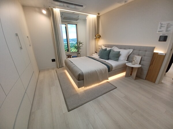 대우건설과 두산건설 컨소시엄이 서울시 영등포구 영등포동5가 32-8번지 일원에 공급하는 '리버센트 푸르지오 위브'의 84㎡C형 침실. 김태현 기자