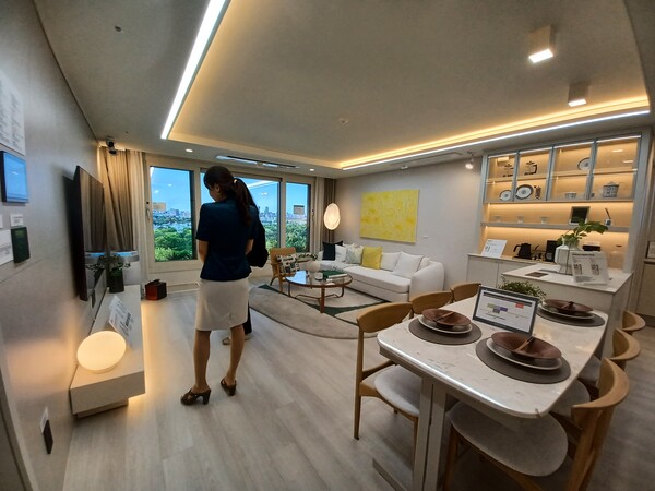 대우건설과 두산건설 컨소시엄이 서울시 영등포구 영등포동5가 32-8번지 일원에 공급하는 '리버센트 푸르지오 위브'의 84㎡C형 거실. 김태현 기자