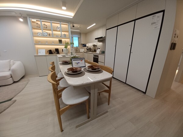 대우건설과 두산건설 컨소시엄이 서울시 영등포구 영등포동5가 32-8번지 일원에 공급하는 '리버센트 푸르지오 위브'의 84㎡C형 다이닝 룸. 김태현 기자