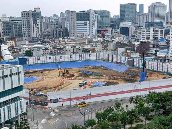 대우건설과 두산건설 컨소시엄이 서울시 영등포구 영등포동5가 32-8번지 일원에 공급하는 '리버센트 푸르지오 위브'의 공사현장. 바로 뒤편으로 영등포전통시장과 노후 상가, 여인숙, 여관, 모텔, 유흥업소 등이 즐비하다. 김태현 기자