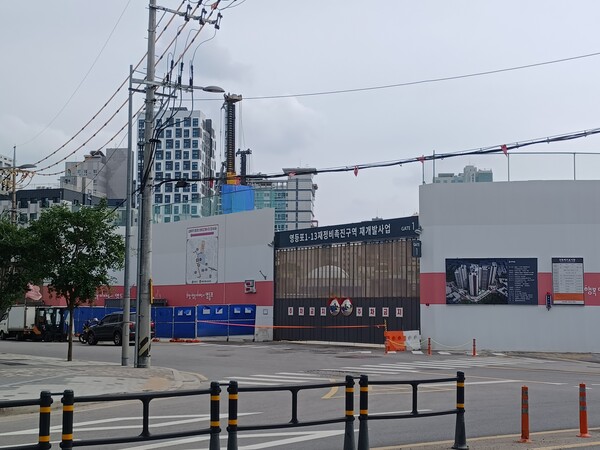 대우건설과 두산건설 컨소시엄이 서울시 영등포구 영등포동5가 32-8번지 일원에 공급하는 '리버센트 푸르지오 위브'의 공사현장. 이 단지 주변으로 노후 주택과 상가, 여인숙, 여관, 모텔, 유흥업소 등을 정비하는 1-2, 1-11, 1-12구역 사업이 예정돼 있어 이를 두고 주민 간 갈등이 극심하다. 김태현 기자