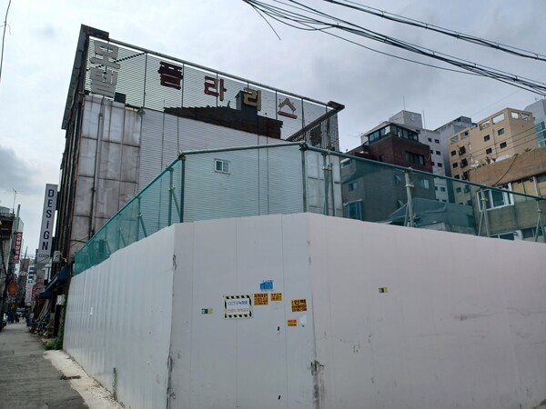 대우건설과 두산건설 컨소시엄이 서울시 영등포구 영등포동5가 32-8번지 일원에 공급하는 '리버센트 푸르지오 위브' 담벼락 바로 옆에는 노후 주택과 상가, 여인숙, 여관, 유흥업소 등이 즐비하다. 김태현 기자