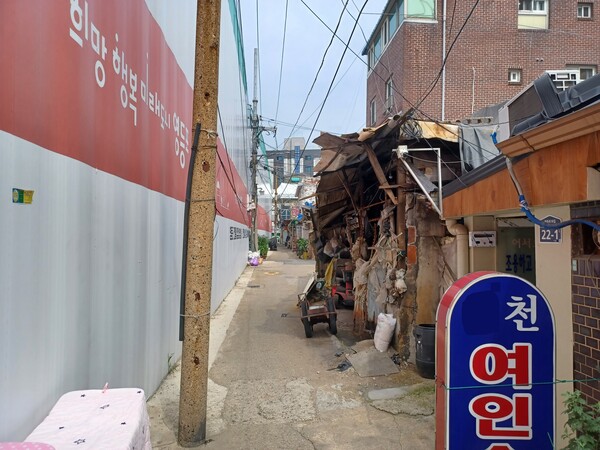 대우건설과 두산건설 컨소시엄이 서울시 영등포구 영등포동5가 32-8번지 일원에 공급하는 '리버센트 푸르지오 위브' 담벼락 바로 옆에는 노후 주택과 상가, 여인숙, 여관, 유흥업소 등이 즐비하다. 김태현 기자
