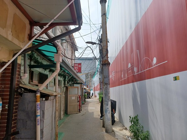 대우건설과 두산건설 컨소시엄이 서울시 영등포구 영등포동5가 32-8번지 일원에 공급하는 '리버센트 푸르지오 위브' 담벼락 바로 옆에는 노후 주택과 상가, 여인숙, 여관, 유흥업소 등이 즐비하다. 김태현 기자