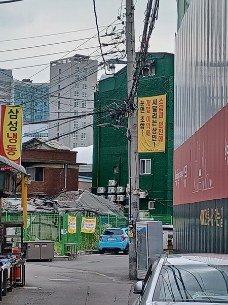 대우건설과 두산건설 컨소시엄이 서울시 영등포구 영등포동5가 32-8번지 일원에 공급하는 '리버센트 푸르지오 위브' 앞 영등포 전통시장 상인회 입주 건물 옆에 노후 주택이 무너진 채 방치돼 있다. 김태현 기자