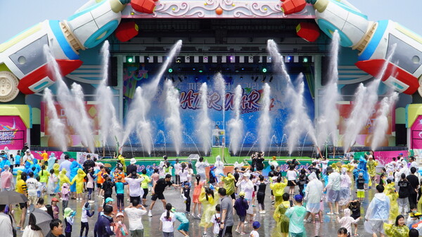 경남로봇랜드 워터캐논 모습.