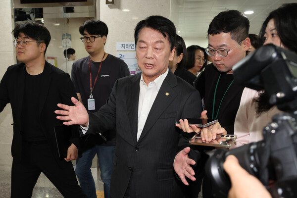 국민의힘 혁신위원장을 맡은 안철수 의원이 7일 서울 여의도 국회 소통관에서 위원장을 사퇴하고 전당대회 출마 의사를 밝히는 기자회견을 한 뒤 취재진 질문에 답하고 있다. 연합뉴스. 