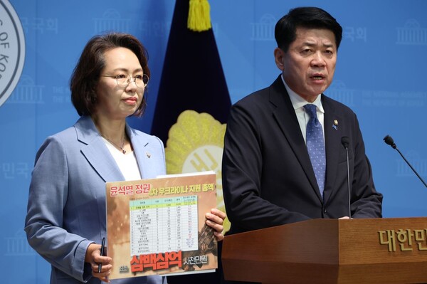 조국혁신당 김준형 의원(오른쪽)은 7일 국회 소통관에서 기자회견을 열고 윤석열 정부 당시 우크라이나에 지원한 군사 장비 규모가 300억 원에 달한다고 폭록했다. 왼쪽은 같은 당 백선희 의원. 연합뉴스. 