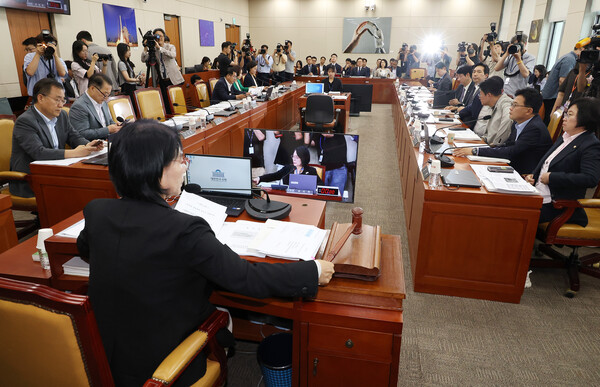 7일 서울 여의도 국회에서 열린 과학기술정보통신위원회 전체회의에서 더불어민주당 소속 최민희 위원장이 의사봉을 두드리고 있다. 연합뉴스. 