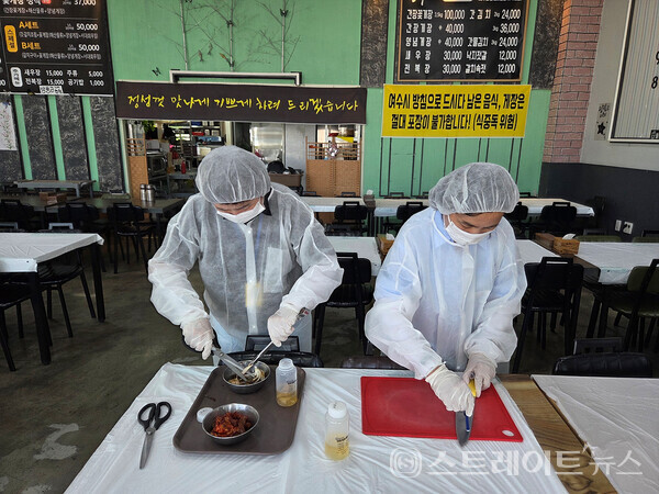 여수시는 지난 1일부터 4일까지 여름철 식중독 예방을 위해 게장백반 전문 음식점 50곳을 대상으로 특별 위생 점검을 실시했다.사진/여수시
