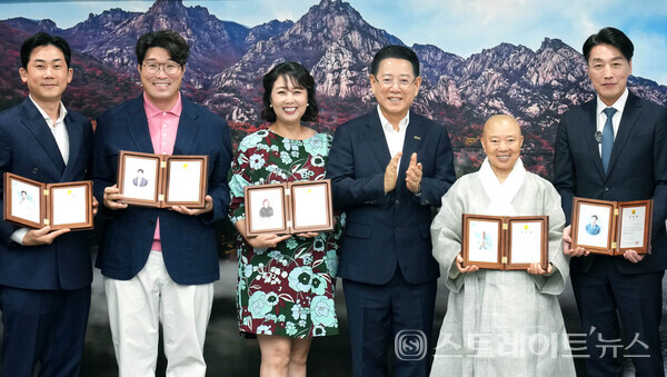 김영록 지사가 7일 도청 접견실에서 열린 ‘2025 남도국제미식산업박람회 홍보대사 위촉식’에서 정관스님, 오세득 셰프, 홍신애 셰프, 임희원 셰프, 유튜버 마츠다에게 홍보대사 위촉장을 수여했다.사진/전남도