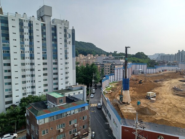 한신공영이 송도영남아파트 재건축 부지인 인천시 연수구 청학동 96-4번지 일원에 공급하는 '송도역 한신더휴 프레스턴'은 뒤쪽에 위치한 동보아파트로 인해 일부 동호수의 청량산 조망이 제한적이다. 김태현 기자