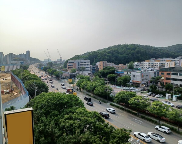 한신공영의 '송도역 한신더휴 프레스턴' 바로 앞으로 통행량 많은 왕복8차선 비룡대로가 지난다. 현지에서는 조합원 분 중형 주택형은 단지 안쪽으로 배치되고, 일반분양 소형 주택형이 단지 외곽에 배치된 이유가 차량 소음 때문이라는 평가가 나온다. 김태현 기자