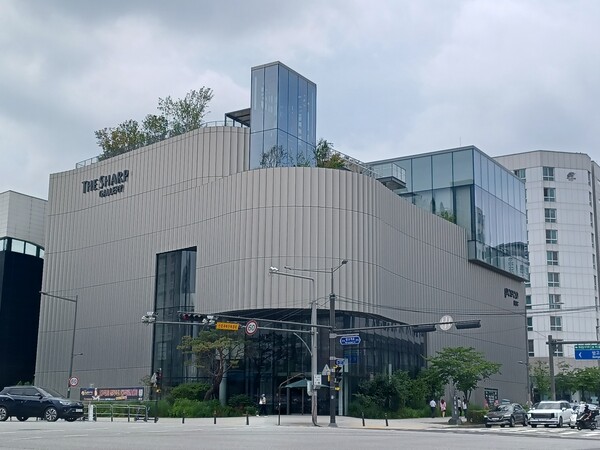 포스코이앤씨가 서울 성동구 성수동1가 656-421번지 일원에 하이엔드 브랜드 '오티에르'를 달고 공급하는 '오티에르 포레'의 견본주택. 청약홈은 이 단지 특별공급 결과, 48가구 모집에 11195명이 지원, 233 대 1의 평균 경쟁률을 기록했다고 밝혔다. 김태현 기자 