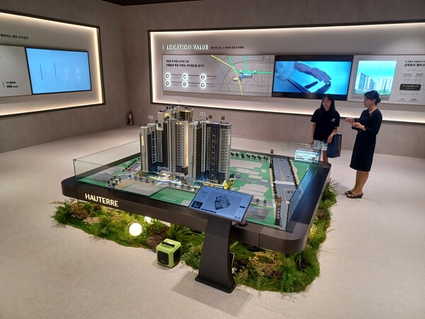 포스코이앤씨가 서울 성동구 성수동1가 656-421번지 일원에 공급하는 '오티에르 포레'의 견본주택 내 단지모형. 김태현 기자 