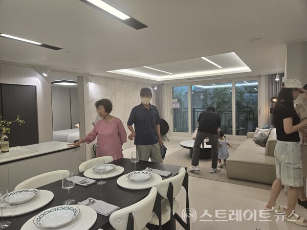 KCC건설이 김포 시네마폴리스 터에 첫 분양한  '오퍼스 한강 스위첸’에서 호평을 받는 화이트아이보리 톤의 전용 84㎡B형 유닛. 서비스 면적이 12평 내외로 99㎡형 수준인 데다 현관과 주방을 곧바로 연결하는 '마트 동선' 공간 설계로 주목을 받았다. 김태현 기자