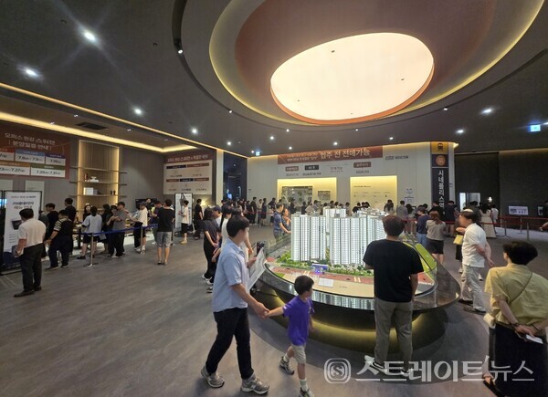 폭염특보로 찜통더위가 기승을 부린 29일 경기도 김포시 장기동 '오퍼스 한강 스위첸'의 견본주택은 오후 내내 방문객이 끊이질 않아 북적거렸다. 청약홈은 '오퍼스 한강 스위첸'이 특별공급에서 52%의 소진율을 기록했다고 집계했다. 김태현 기자