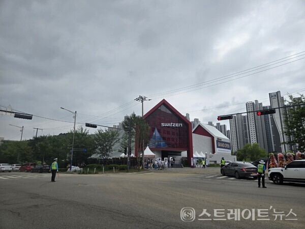‘오퍼스 한강 스위첸’ 모델하우스. 이 단지는 청약홈의 특별공급 결과 52%의 소진율을 기록했다.  김태현 기자