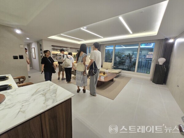 중고층 이상에서 한강 조망 확률이 가장 높은 ‘오퍼스 한강 스위첸’의 전용 99㎡형 유닛. 김태현 기자